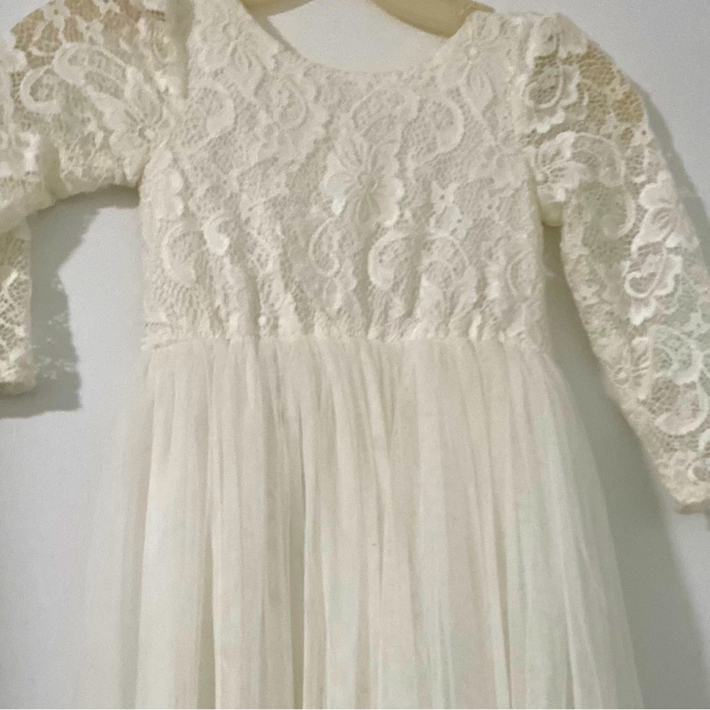 Beautiful white flower girl dress size 5 in girls